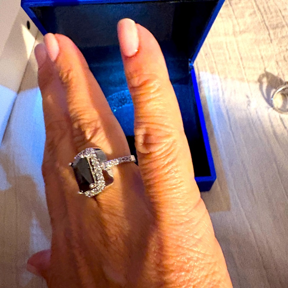 Sophisticated Silver Ring with Black Gemstone - Picture 3 of 3